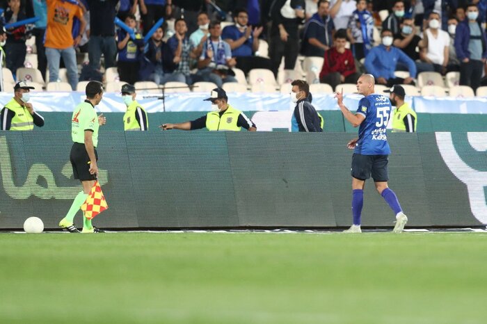 استقلال ۱۰ نفره هم نباخت/فرهاد هدیه پرسپولیس را پس فرستاد