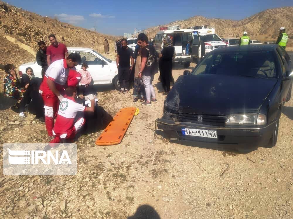امدادرسانی سرخ پوشان هلال احمر ایلام به مصدومان ۴۱ حادثه مسافران نوروزی امدادرسانی سرخ پوشان هلال احمر ایلام به مصدومان ۴۱ حادثه مسافران نوروزی