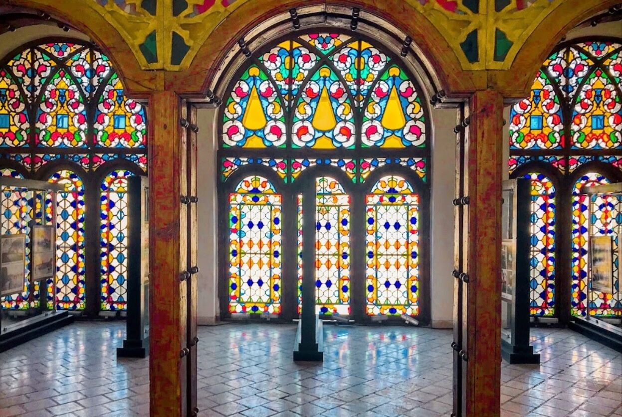 این خانه سرگل معماری تهران قدیم است این خانه سرگل معماری تهران قدیم است