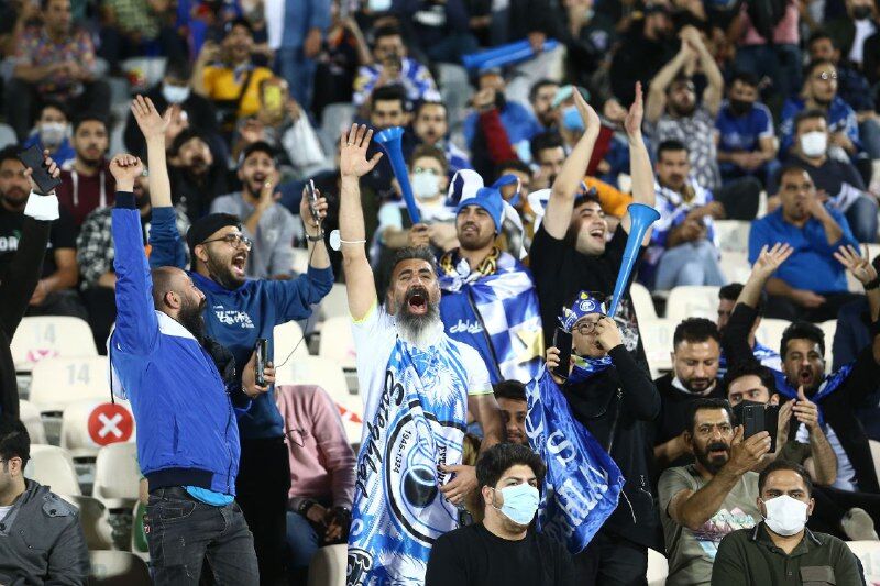 حاشیههای دیدار استقلال - پیکان؛ اعتراض شدید هواداران به اخراج سیلوا