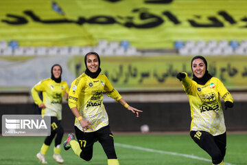 Equipos de fútbol femenino iraníes juegan en Isfahán