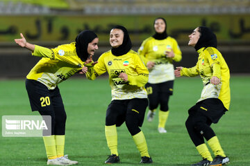 Футбольный матч между женскими командами «Сепахан» и «Хейат-е Альборз»