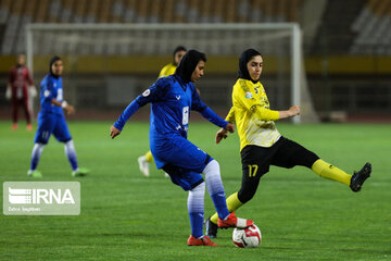 Equipos de fútbol femenino iraníes juegan en Isfahán