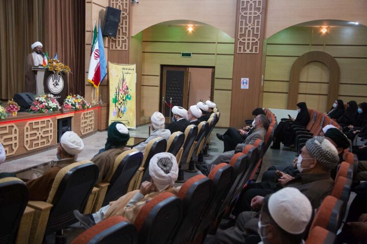 مبلغان در بیان مطالب خود از خرافات و داستان سرایی پرهیز کنند