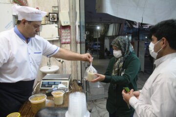 حلیم خوشمزه و مقوی پای ثابت سفره های افطاری در قصرشیرین