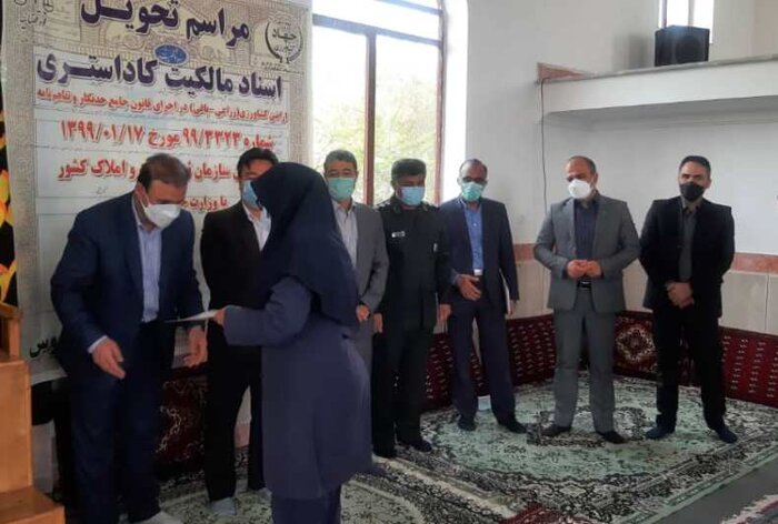 ۴۴ فقره سند مالکیت طرح حدنگاری اراضی به کشاورزان گنبدی تحویل شد