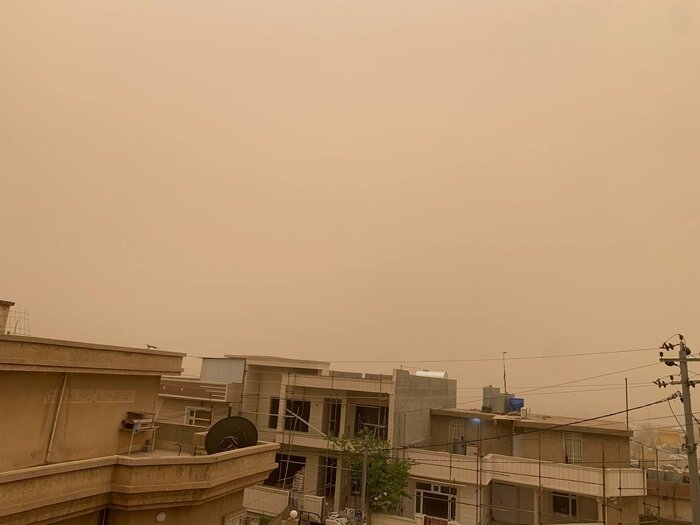 آسمان اقلیم کردستان آجری رنگ شد؛ تعطیلی فرودگاه های اربیل و سلیمانیه تا فرونشستن غبار