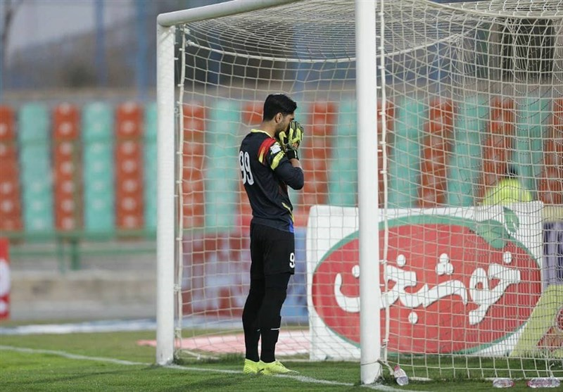 رضایی دروازهبان استقلال در مقابل نساجی مازندران