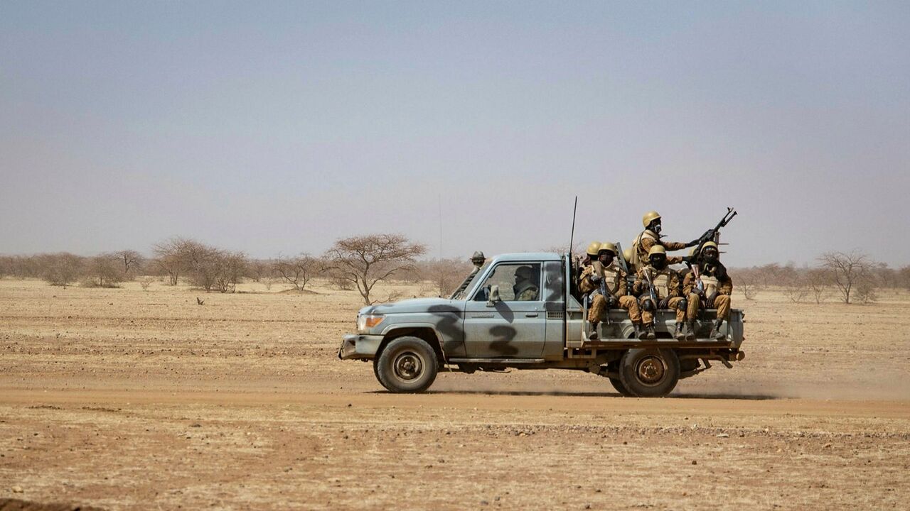 ۱۶ کشته بر اثر حمله شبه نظامیان به پایگاه نظامی در بورکینا فاسو 