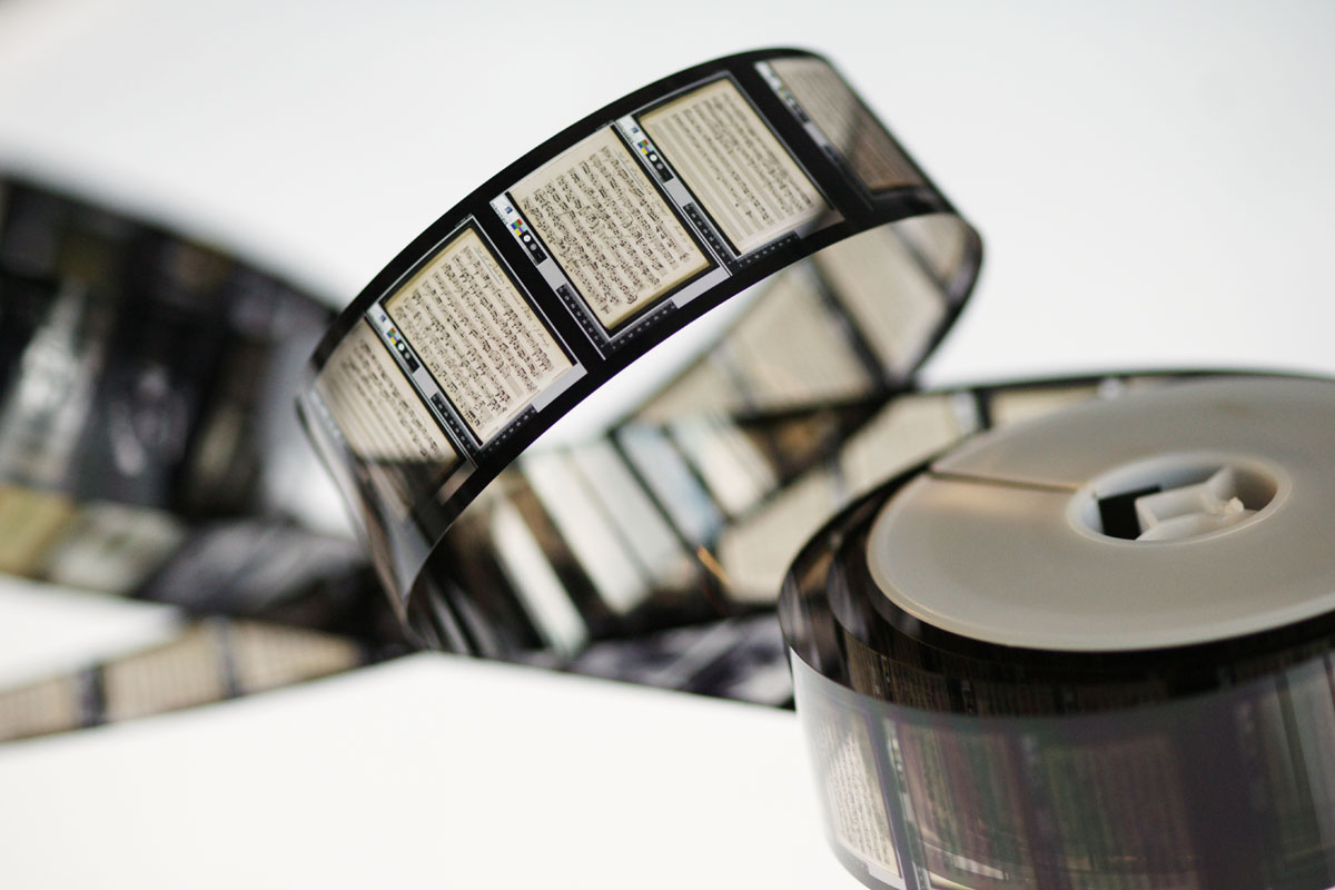 تصحیح متون فارسی، یک فنّ طاقتفرسا است/ عبورنکردن از یک کلمه نافهمیده، قرار مصحح با خود است