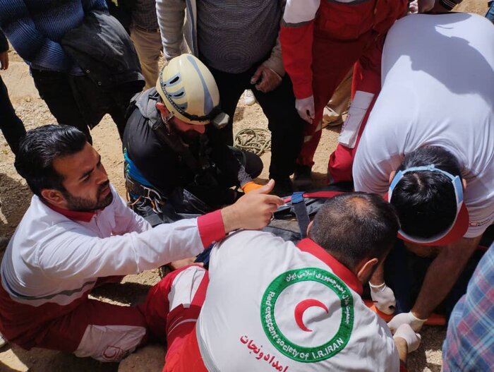 نیروهای هلال احمر جسد مرد جوانی را در کوه «شیرز» هرسین کشف کردند