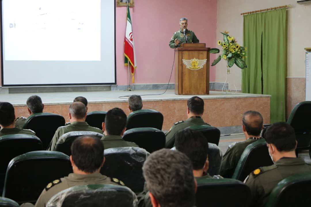 فرمانده پایگاه چهارم هوانیروز ارتش: شهید صیاد شیرازی منادی وحدت نیروهای مسلح بود فرمانده پایگاه چهارم هوانیروز ارتش: شهید صیاد شیرازی منادی وحدت نیروهای مسلح بود