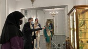 El embajador de España en Irán visita el Centro Cultural de Niavarán junto con su familia