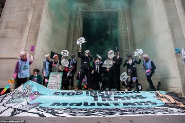 اعتراض فعالان زیست محیطی، آمد و شد را در مناطقی از لندن مختل کرد