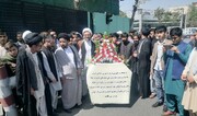 Afghanen überreichten der iranischen Botschaft in Kabul Blumen