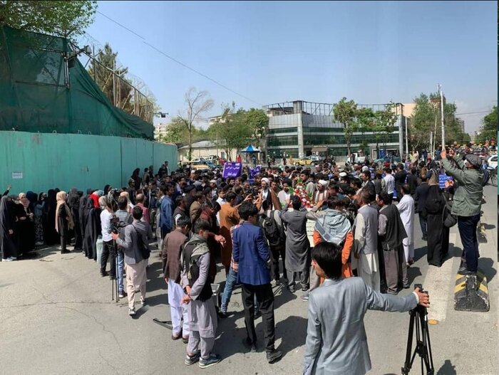 افغانوں نے کابل میں قائم ایرانی سفارتخانے پر پھول چڑھائے