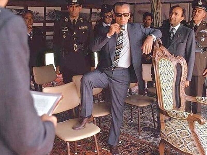 شاه و مردی که زیاد میدانست