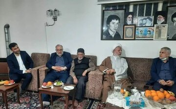 کارهای روزمره مسئولان را از یاد خانواده شهدا غافل نکند