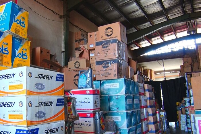 بیش از ۲ هزار حلب روغن موتور احتکار شده در میاندوآب کشف شد