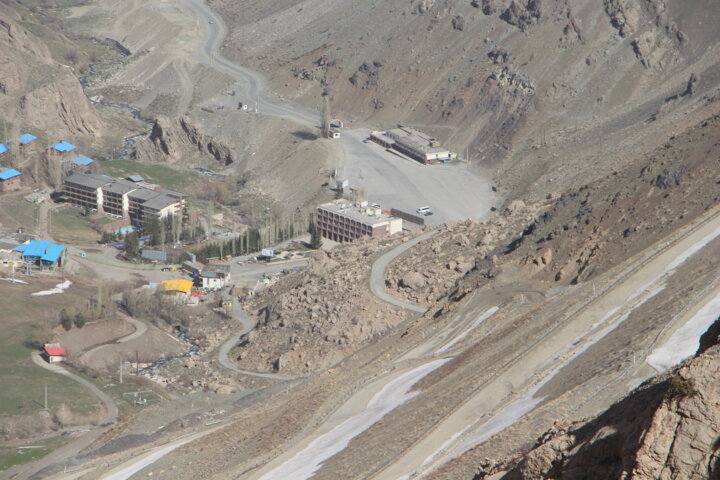 نمایی از محور مواصلاتی دیزین به سمت استان مازندران که با ریزش کوه مسدود شده است