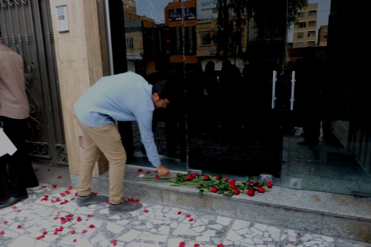 دانشجویان با اهدای گل به کنسولگری افغانستان در زاهدان بر همبستگی دو ملت تاکید کردند