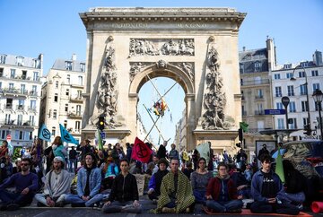 میدان اصلی پاریس در اعتراض به سیاست‌های انتخاباتی مسدود شد