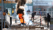 سوئد گرفتار در شعله‌های خشم برخاسته از «قرآن سوزی»/ حمله پلیس به معترضان 