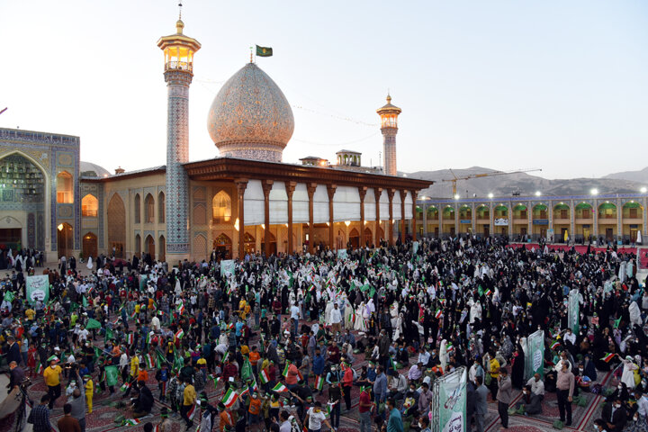 روزه اولی های شیراز میهمان سفره با سخاوت حرم شاهچراغ (ع)