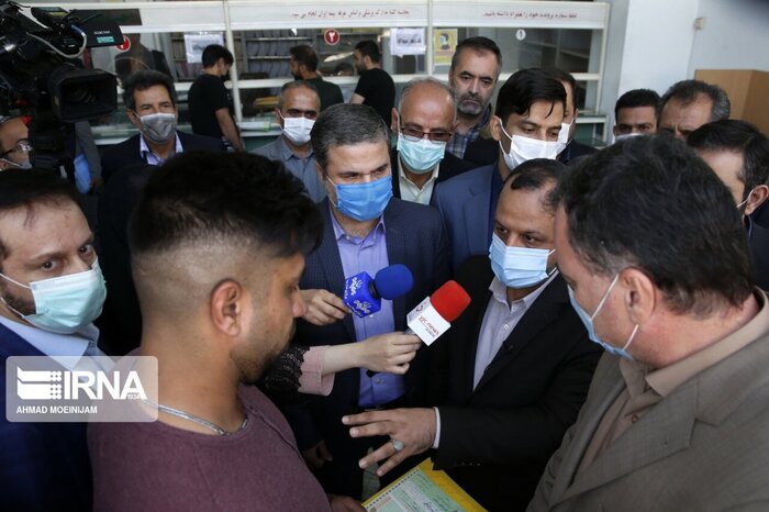 بازدید وزیر اقتصاد از یکی از شعبات بیمه در جنوب تهران/ تاکید خاندوزی بر راهاندازی سامانه برخط