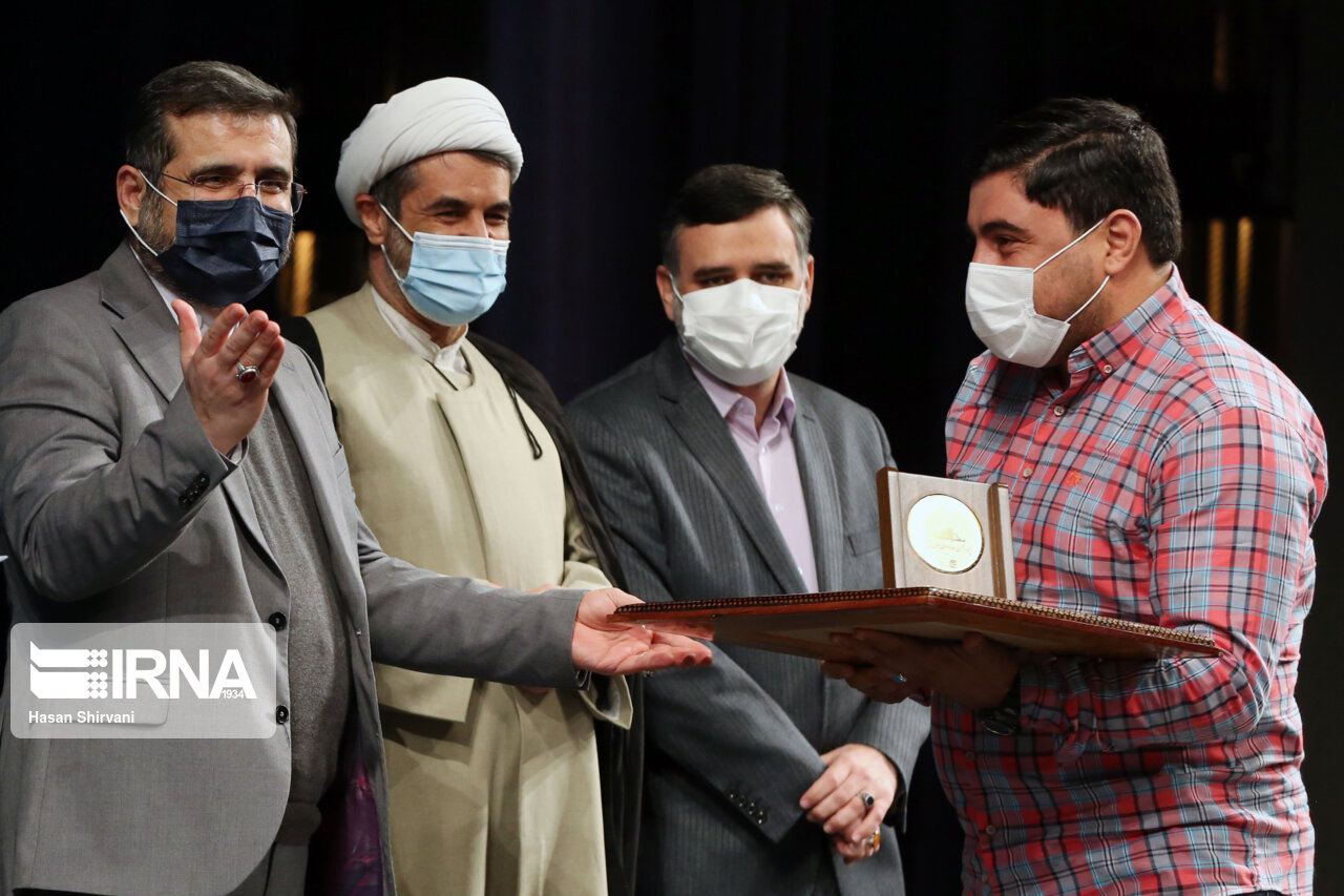 جوایز ادبی ایران در قید کدام حیات؟