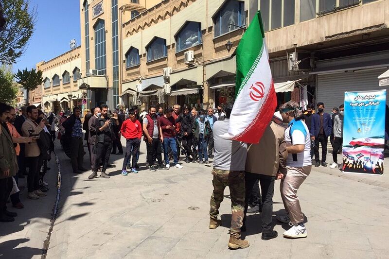 ۱۵ اجرای نمایش خیابانی با موضوع «پرچم» در تبریز روی صحنه رفت ۱۵ اجرای نمایش خیابانی با موضوع «پرچم» در تبریز روی صحنه رفت