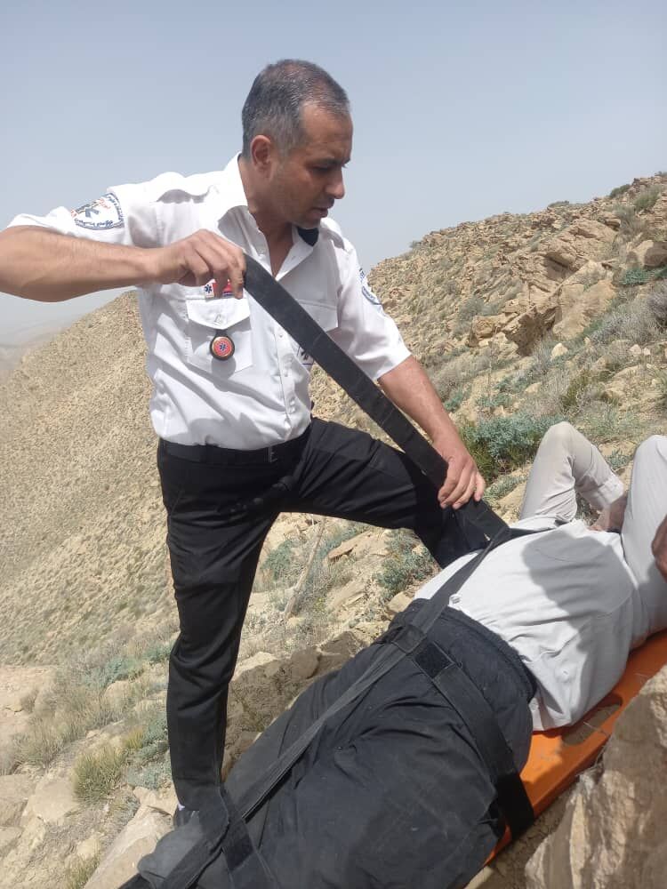 نجات مصدوم ۵۰ ساله در کوههای تفرش توسط اورژانس هوایی نجات مصدوم ۵۰ ساله در کوههای تفرش توسط اورژانس هوایی