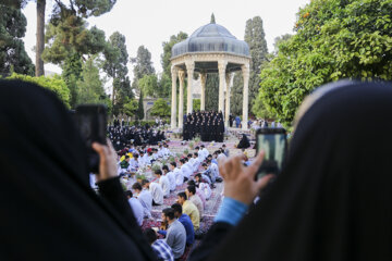 گردهمایی و جزخوانی حافظان قرآن کریم در آرامگاه حافظ شیرازی