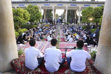 گردهمایی و جزخوانی حافظان قرآن کریم در آرامگاه حافظ شیرازی