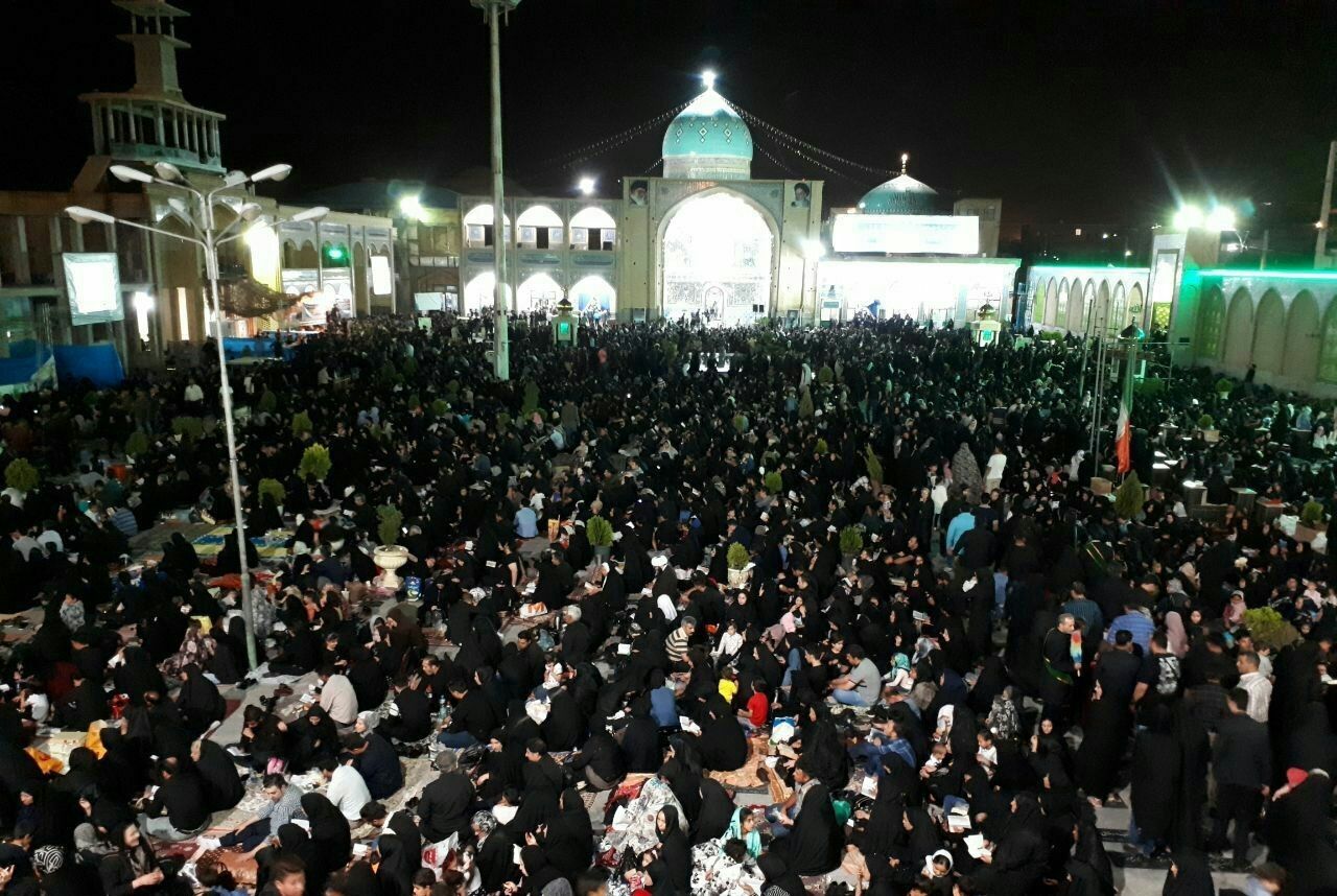 شهروندان پاکدشتی شب قدر را کنار مزار شهید گمنام سحر کردند شهروندان پاکدشتی شب قدر را کنار مزار شهید گمنام سحر کردند