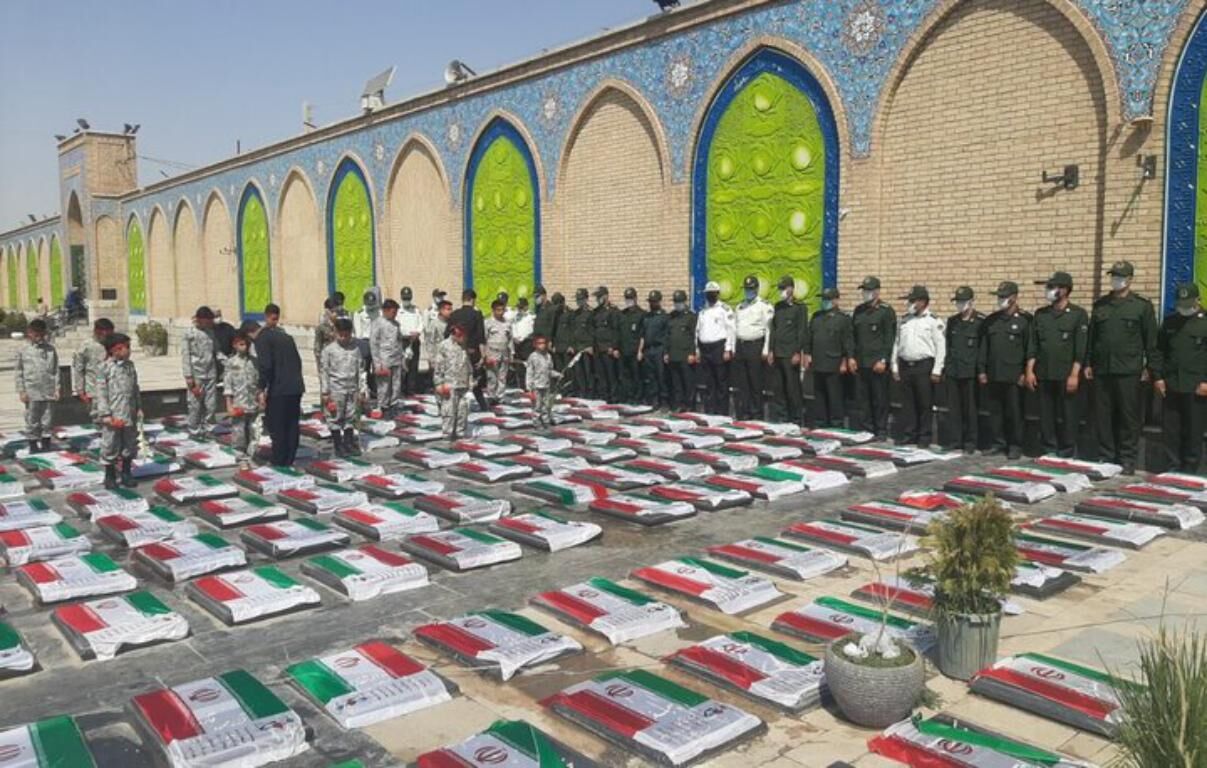 گلزار شهدای شهرستان پیشوا در روز تاسیس سپاه پاسداران گلباران شد