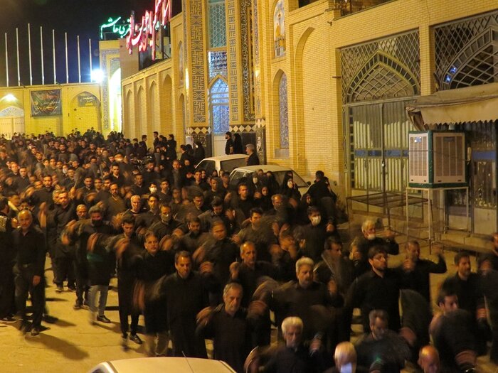 درسوک شهادت حضرت علی(ع)، مردم ابرکوه آیین های زنجیر زنی و سینه زنی برگزار کردند