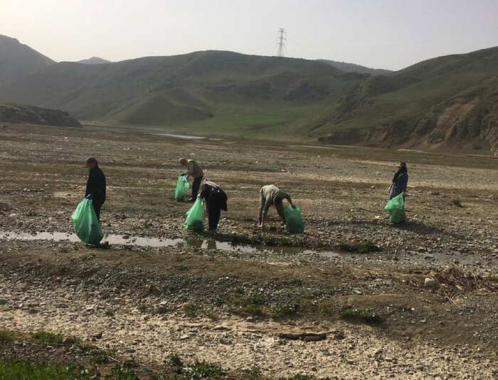زبالههای حاشیه رودخانه جاجرود با همت متولیان و مردم جمعآوری شد