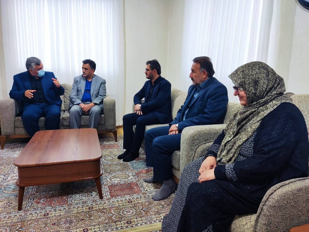 دیدار استاندار کردستان با خانواده شهید ماموستا برهان عالی  دیدار استاندار کردستان با خانواده شهید ماموستا برهان عالی