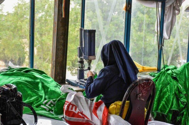 مادر نان داد !