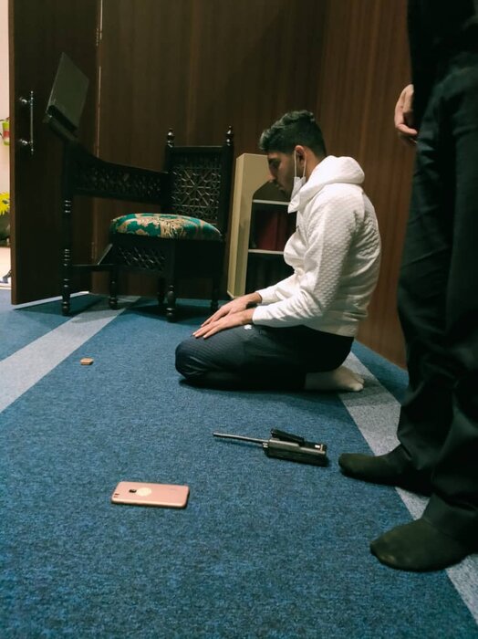 به جا مانده از سفر تیم ملی فوتبال به کره جنوبی؛ نماز عشق با پیراهن ملی + عکس