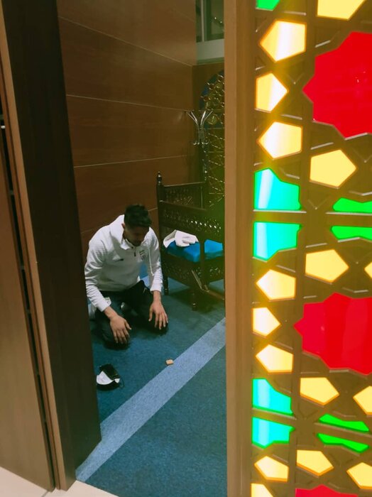 به جا مانده از سفر تیم ملی فوتبال به کره جنوبی؛ نماز عشق با پیراهن ملی + عکس