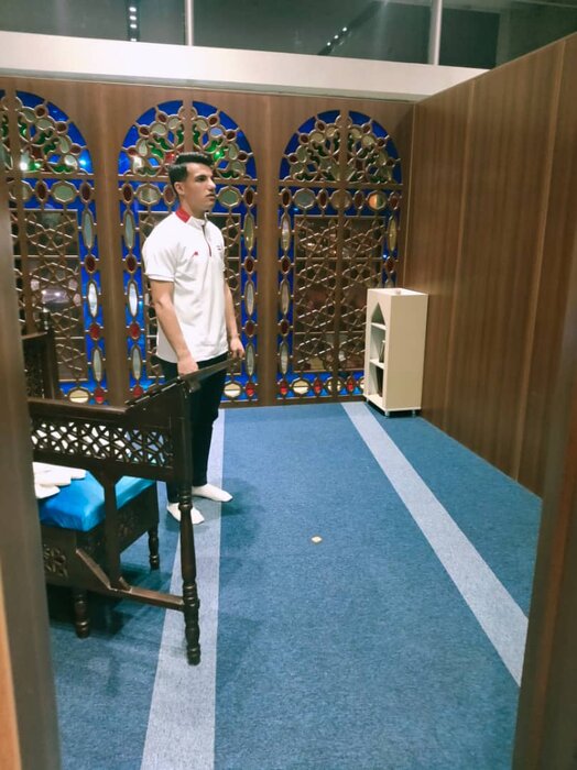 به جا مانده از سفر تیم ملی فوتبال به کره جنوبی؛ نماز عشق با پیراهن ملی + عکس