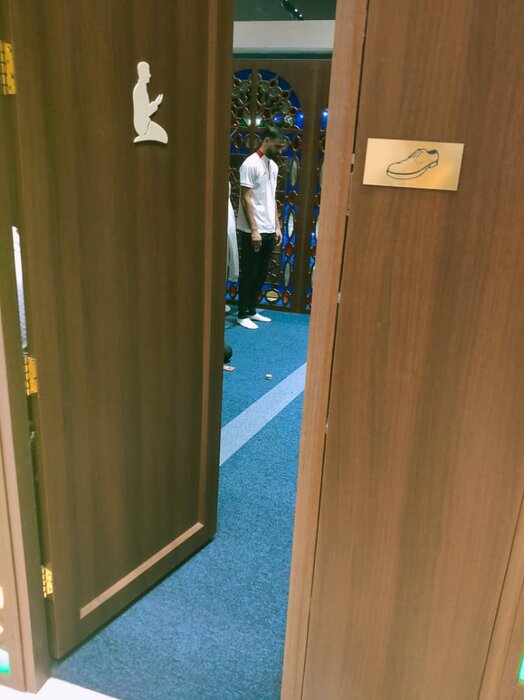 به جا مانده از سفر تیم ملی فوتبال به کره جنوبی؛ نماز عشق با پیراهن ملی + عکس