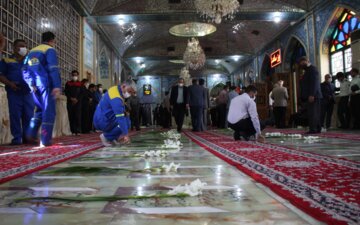 گلباران مزار شهدا توسط کارگران درسمنان