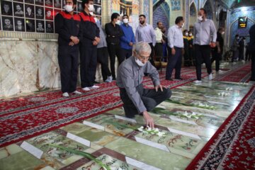 گلباران مزار شهدا توسط کارگران درسمنان