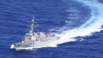 ادعای نیروی دریایی آمریکا: ایران سعی کرد دو نفتکش را در تنگه هرمز توقیف کند 