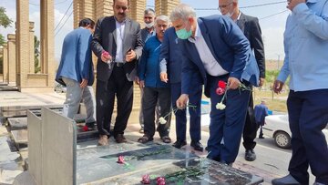 کارگران پاکدشتی گلزای شهدای این شهرستان را گلباران کردند