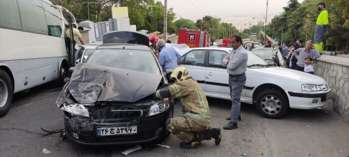 تصادف اتوبوس با ۱۴ خودرو سواری در پارک جمشیدیه تهران