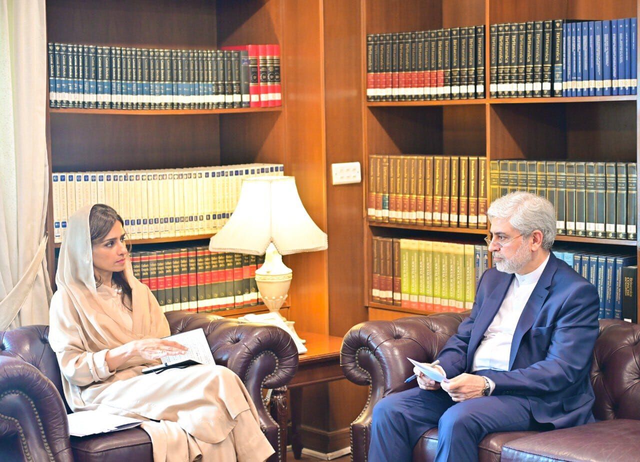 Iran envoy, Pakistan's Min. of State on Foreign Affairs stress strengthening bilateral ties